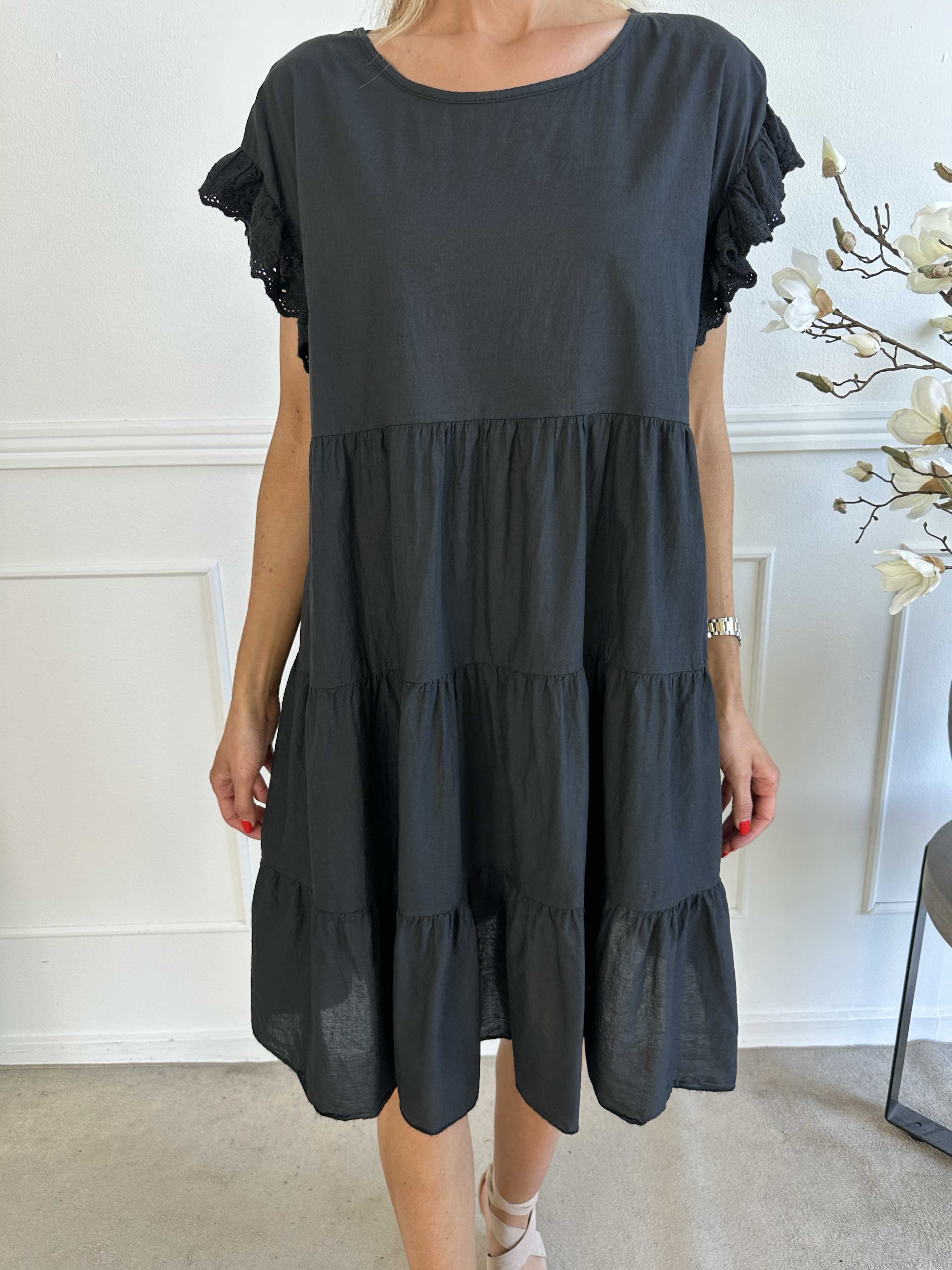 Canada - Sød bomuldskjole med flæseærmer og lag på lag look